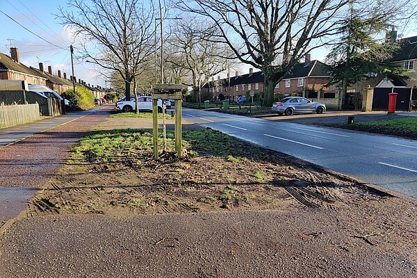 A dirt verge on the Avenues